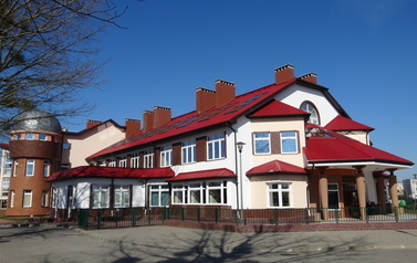 Szkoła Podstawowa w Przecławiu. Wejście gł&oacute;wne