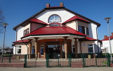 Szkoła Podstawowa w Przecławiu. Wejście gł&oacute;wne