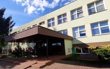 Szkoła Podstawowa w Kołbaskowie. Front