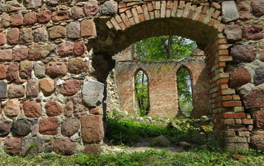 Ruiny w Karwowie. Widok na ścianę boczną z wejściem