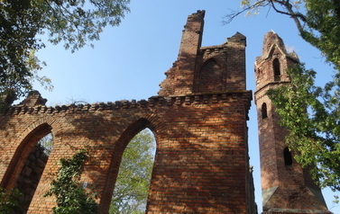 Ruiny w Karwowie. Widok na ścianę boczną oraz wieżę kościelną