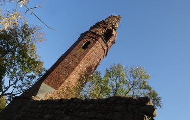 Ruiny w Karwowie. Widok na wieżę kościelną