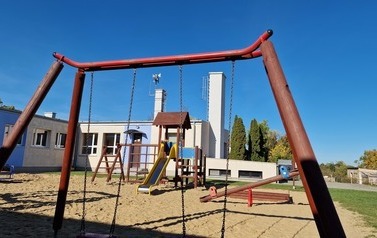 Szkoła Podstawowa w Będargowie. Plac zabaw