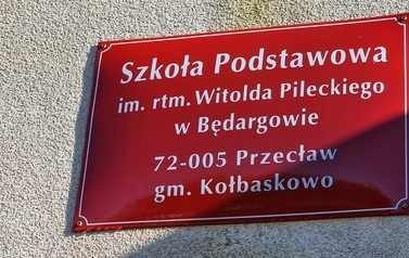 Szkoła Podstawowa w Będargowie. Tablica