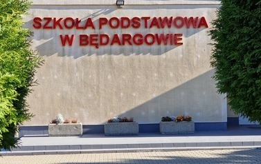 Szkoła Podstawowa w Będargowie. Kadr od frontu