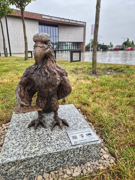 Rzeźba Bielika z&nbsp;biletem w&nbsp;szponach