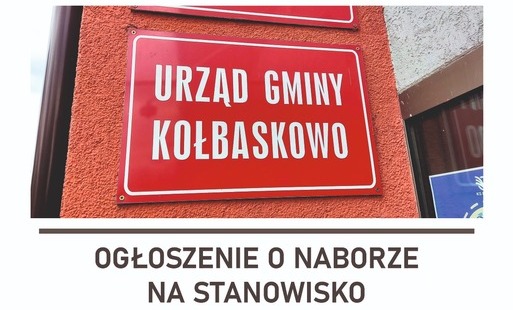 Ogłoszenie o naborze na stanowisko, na grafice znajduje się czerwona tablica z napisem Urząd Gminy Kołbaskowo